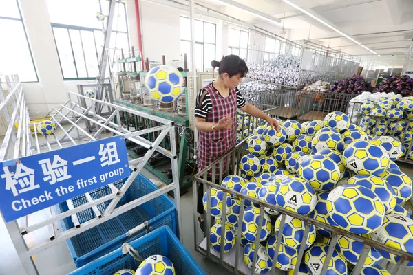 Китайські Робітники Виробництво Футбольні Ячі 2018 Році Чемпіонат Світу Заводі — стокове фото