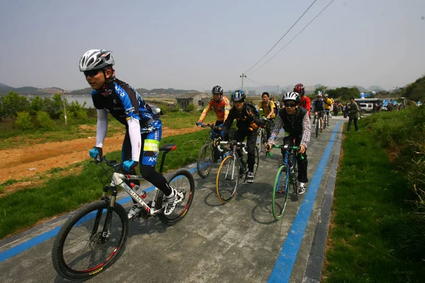 Ciclistas Chinos Viajan Una Autopista Bicicletas Ciudad Ningbo Provincia Zhejiang — Foto de Stock