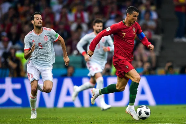 Cristiano Ronaldo Portugal Dribla Contra Espanha Seu Jogo Grupo Durante — Fotografia de Stock