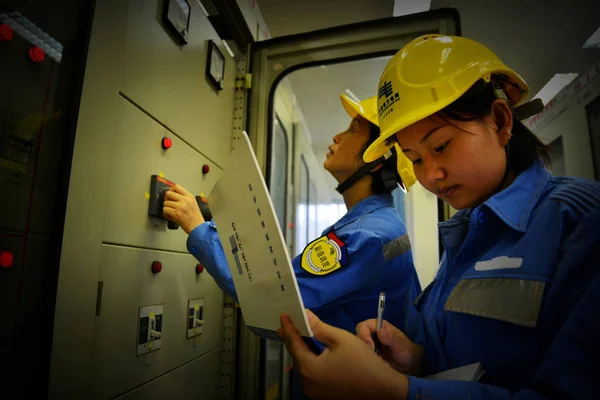 Las Trabajadoras Chinas China Southern Power Grid Comprueban Equipo Eléctrico — Foto de Stock