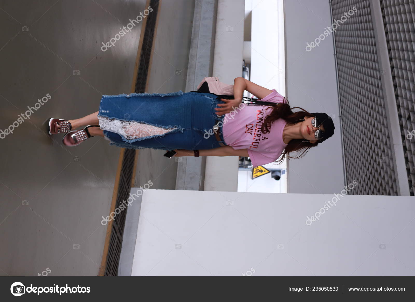 Тайваньская Актриса Линь Лин Фото Шанхайском Международном Аэропорту ...