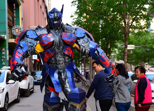 25Enne Cinese Liu Sen Prova Costume Realistico Optimus Prime Del — Foto Stock