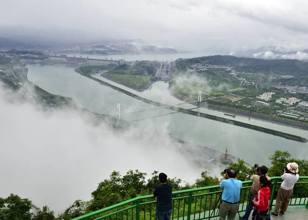 Fotografów Zrobić Zdjęcia Three Gorges Dam Ogarnięci Mgła Opadów Gminie — Zdjęcie stockowe