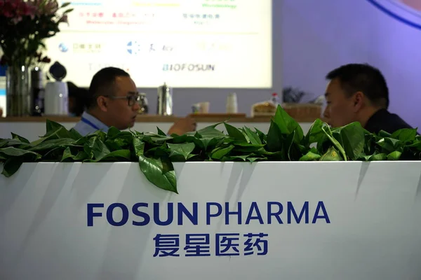 People Visit Stand Fosun Pharma Fosun Group Exhibition Shanghai China — Stock Photo, Image