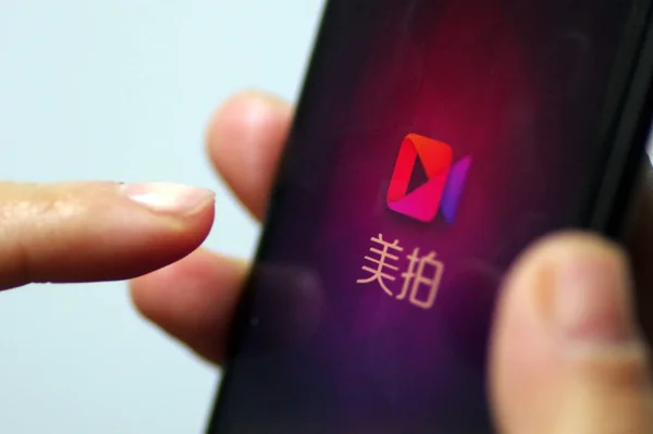 File Čínský Uživatel Mobilního Telefonu Používá Aplikaci Mepi Platformě Live — Stock fotografie