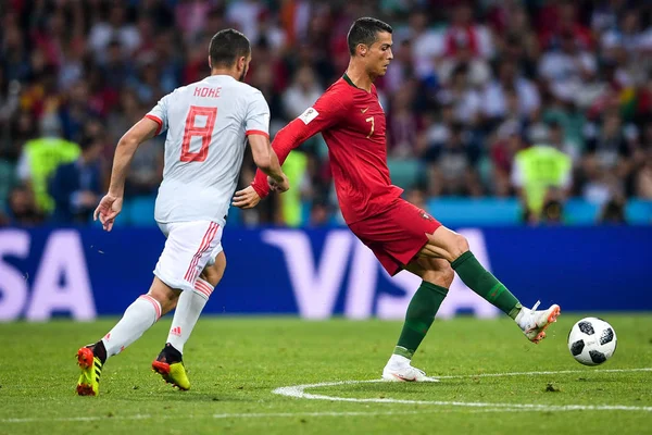 Cristiano Ronaldo Portugal Direita Passa Bola Contra Koke Espanha Seu — Fotografia de Stock