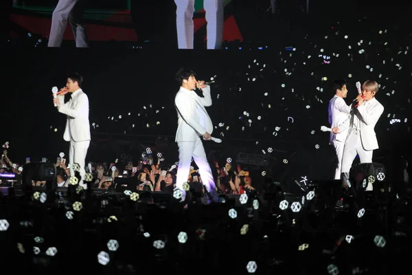 Mitglieder Der Südkoreanischen Boygroup Exo Treten Während Des Elyxion Concert — Stockfoto
