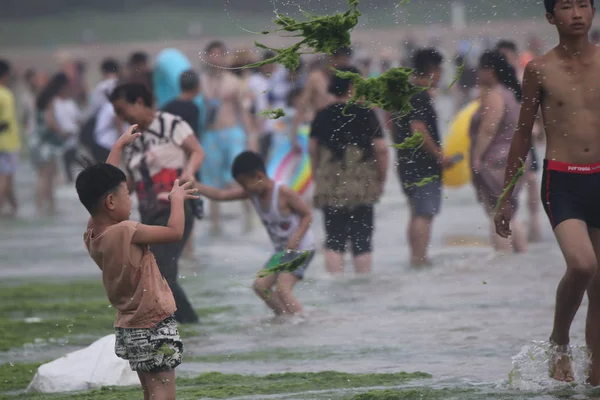 Китайские Туристы Играют Морской Воде Наполненной Зелеными Водорослями Пляже Городе — стоковое фото