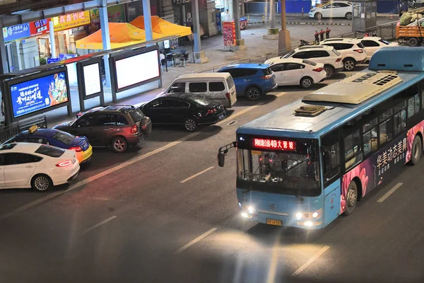 Vehicles Lined Front Bus Stop Two Way Eight Lane Street — Stock Photo, Image