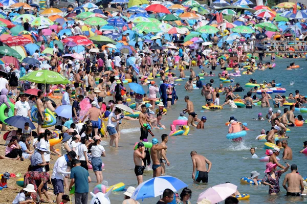 Více Než 000 Rekreantů Dav Pláži Uchylují Pohodě Horkém Dni — Stock fotografie