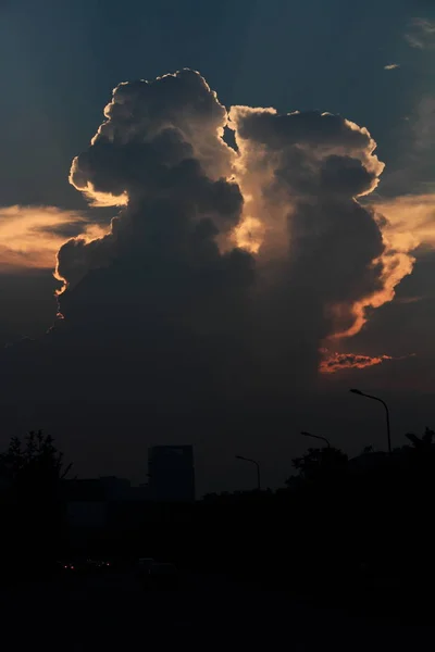 Nubes Remolque Formas Humanas Besan Sobre Cielo Atardecer Ciudad Shaoxing —  Fotos de Stock