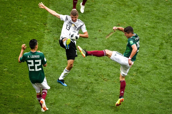 Meksika Hector Moreno Doğru Zorlukları Thomas Müller Mueller Onların Grubu — Stok fotoğraf