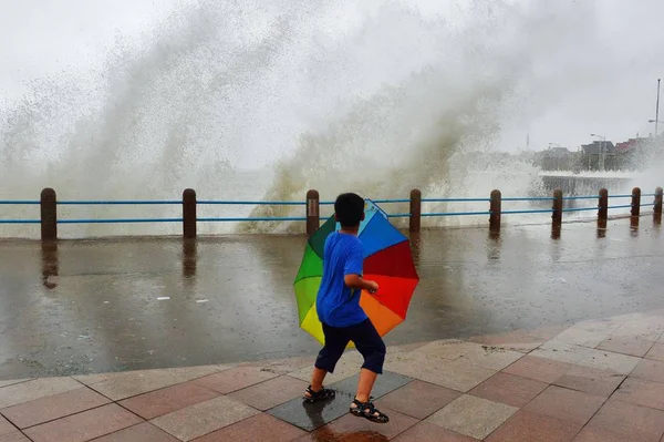 Touriste Observe Énormes Vagues Depuis Alésage Marée Causé Par Typhon — Photo