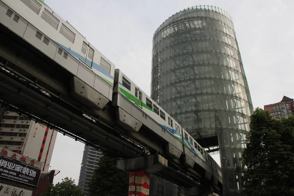 Trem Monotrilho Chongqing Light Rail Line Passa Por Edifício Vidro — Fotografia de Stock