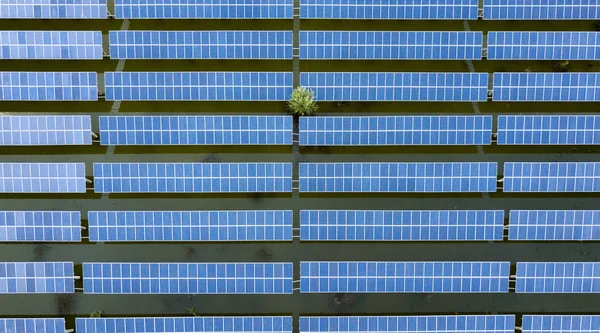 Vista Aérea Una Granja Energía Solar Flotante Transformada Una Presa — Foto de Stock