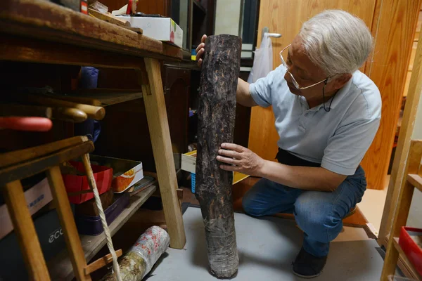 Chen Hesheng Hombre Chino Años Crea Una Obra Arte Madera —  Fotos de Stock