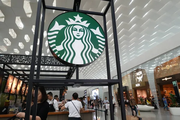 Ügyfelek Shop Egy Kávézóban Starbucks Coffee Sanghajban Kínában November 2017 — Stock Fotó