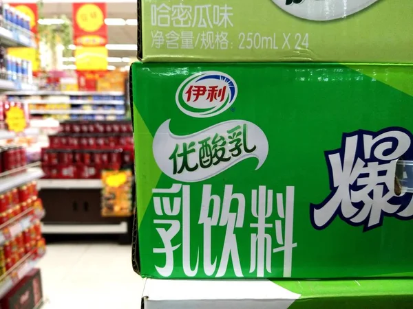 Los Cartones Leche Pura Yili Están Venta Supermercado Ciudad Suqian — Foto de Stock