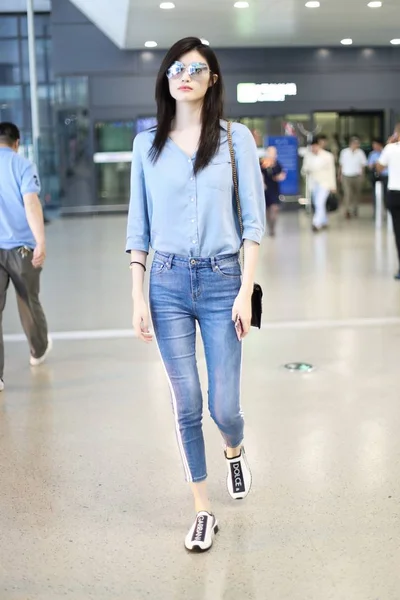 中国模特何苏在中国上海虹桥国际机场合影 — 图库照片