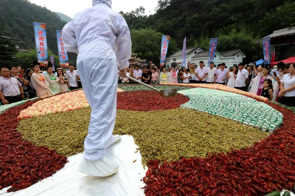 2018年7月28日 在中国中部河南省洛阳市老君山风景区举行的小龙虾宴会上 品尝了大量各式菜肴 — 图库照片