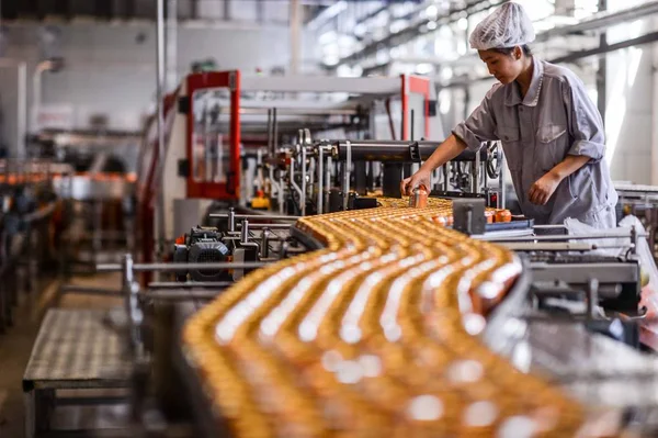 Lavoratore Cinese Controlla Produzione Lattine Aranciata Sulla Catena Montaggio Presso — Foto Stock