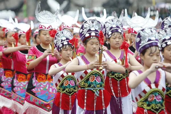 의상을 먀오족 그룹의 사람들 2018 Chiyou 펑수이 먀오족 투자족 자치현 — 스톡 사진