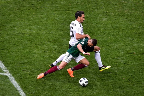 Javier Hernandez México Esquerda Desafia Mats Hummels Alemanha Seu Jogo — Fotografia de Stock