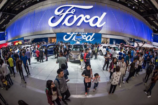 Pessoas Visitam Estande Ford Durante 15Th Beijing International Automotive Exhibition — Fotografia de Stock