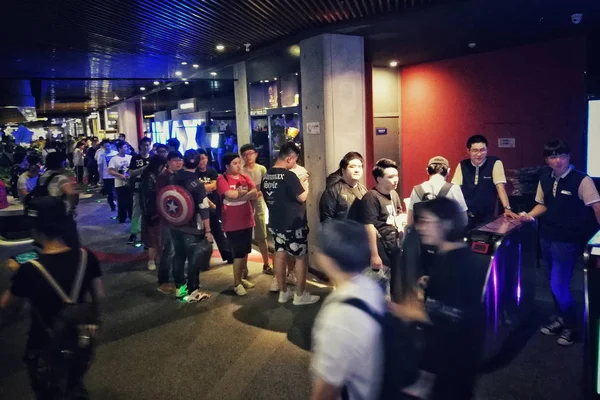 Cineasti Cinesi Aspettano Vedere Film Supereroe Americano Avengers Infinity War — Foto Stock