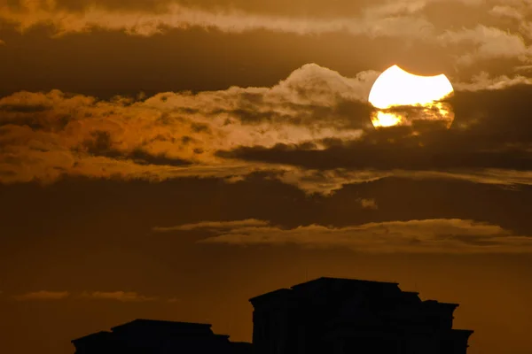 Uma Porção Lua Atravessa Sombra Sol Durante Eclipse Solar Parcial — Fotografia de Stock