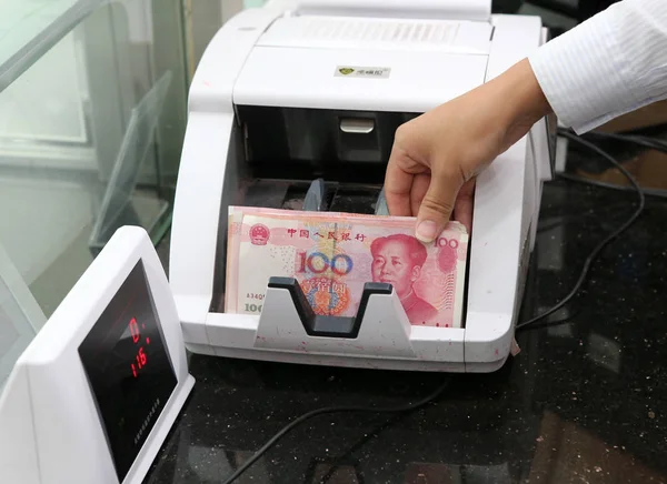 Escriturário Chinês Conta Notas Rmb Renminbi Yuan Banco Cidade Nantong — Fotografia de Stock