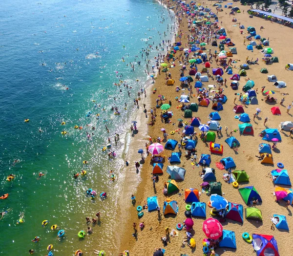 Meer Dan 000 Vakantiegangers Menigte Een Strand Resort Koelen Een — Stockfoto