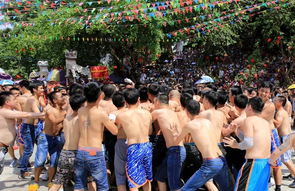 苗族华人参加 8年6月7日在中国南方广西柳州市荣水苗族自治县举行的爆竹节 华宝节 — 图库照片