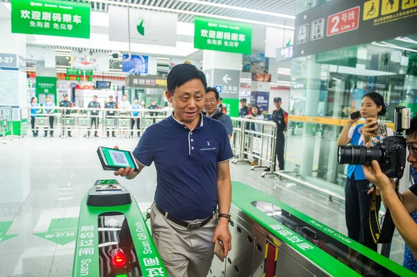 Passagerare Använder Sin Smartphone För Att Kod Genom Tencent Wechat — Stockfoto
