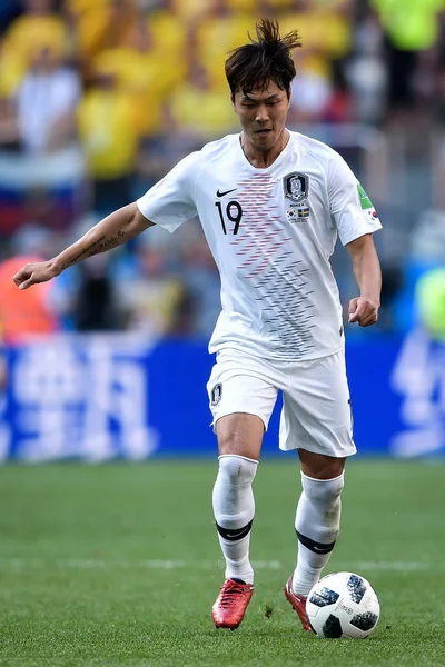 Kim Young Gwon Dari Korea Selatan Dribbles Sweden Group Match — Stok Foto