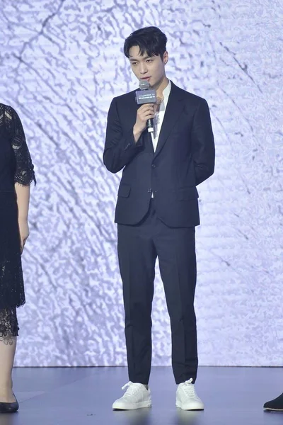 韩中男孩集团 Exo 的中国歌手 演员张宜兴 Lay 出席在中国北京举行的伊奇市新闻发布会 — 图库照片