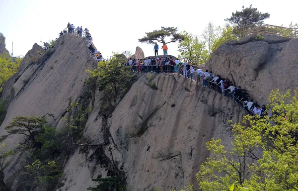 Tourists Walk Narrow Road Climb Mountain Edge Cliff Fengcheng City — Stock Photo, Image