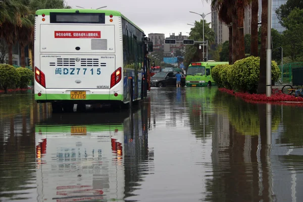 2018年5月7日 中国福建省厦门市发生暴雨 一辆公共汽车在被洪水淹没的街道上行驶 — 图库照片