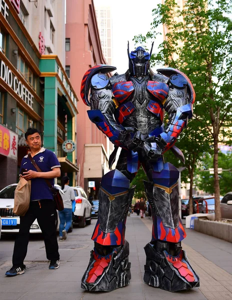 25岁的中国男子刘森在好莱坞电影 变形金刚 灭绝的时代 中试出一部好莱坞电影 Optimus Prime 的真人服装 于2018年5月9日在中国东北辽宁省沈阳市的工作室里 — 图库照片