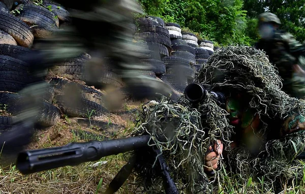 Francotirador Policía Armada Guangdong Apunta Objetivo Durante Entrenamiento Tiro Ciudad — Foto de Stock