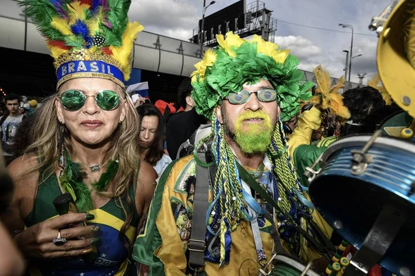 Tifosi Brasiliani Sono Vestiti Mentre Riuniscono Fuori Dallo Stadio Luzhniki — Foto Stock