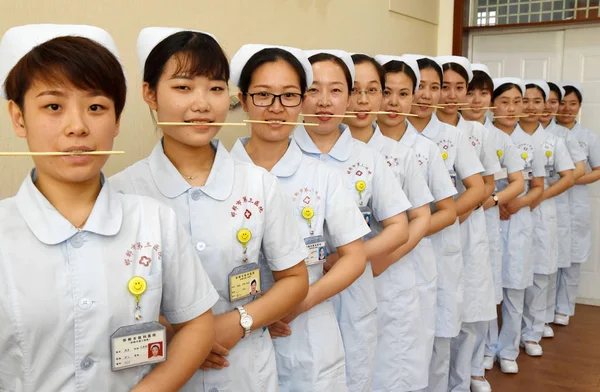 女性看護師患者が 2018 日中国北部の河北省邯鄲市の病院で世界の笑顔の日をマークするために笑顔の練習に一口箸 — ストック写真