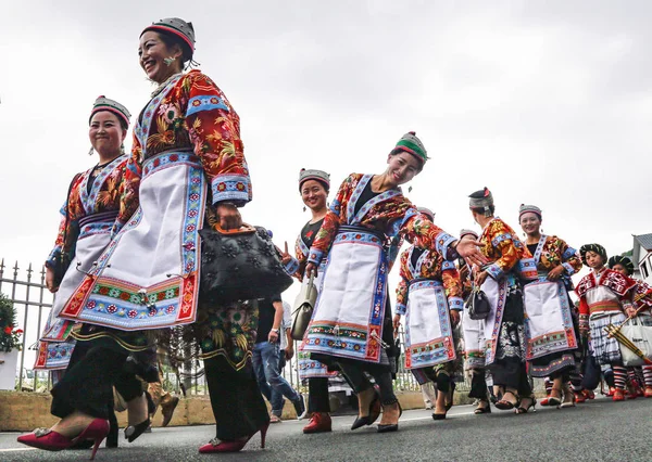 Čínský Lid Miao Etnická Skupina Oblečené Tradičních Krojích Zúčastnit Festivalu — Stock fotografie