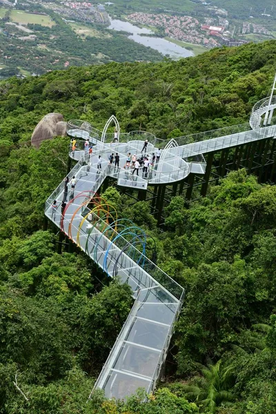 観光客は 中国の海南省 三亜市の亜龍湾森林公園でガラス底の空の歩道を歩き 7月29日2018 — ストック写真