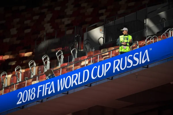 Pracownik Działa Stadion Łużniki Stadionie 2018 Roku Mistrzostw Świata Moskwie — Zdjęcie stockowe