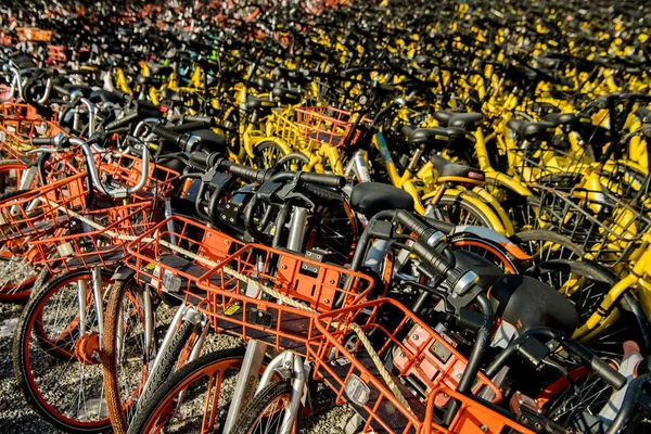 Bicicletas Abandonadas Serviços Chineses Compartilhamento Bicicletas São Empilhadas Estacionamento Perto — Fotografia de Stock