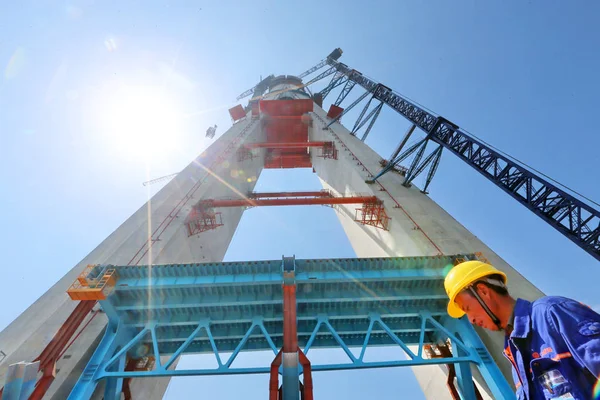 Trabajadores Chinos Trabajan Sitio Construcción Del Principal Muelle Del Puente — Foto de Stock