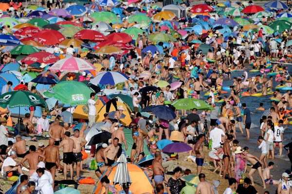 More 000 Holidaymakers Crowd Beach Resort Cool Scorching Day Dalian — Stock Photo, Image