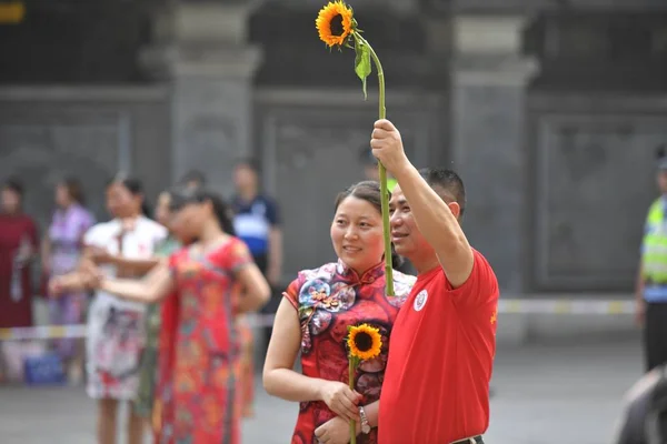 Las Madres Chinas Cheongsam También Conocidas Como Qipao Chino Sostienen — Foto de Stock