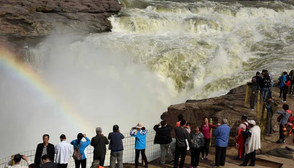 Los Turistas Visitan Lugar Escénico Cascada Hukou Mientras Arco Iris — Foto de Stock